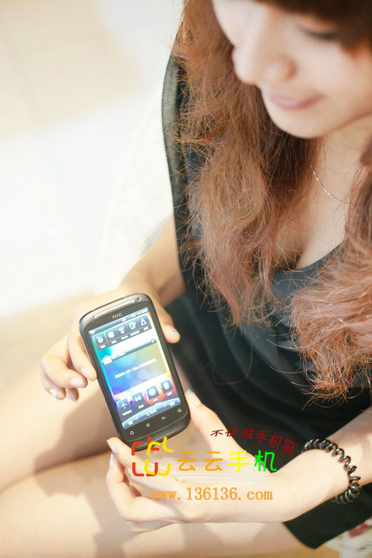 可爱女生Yoki与HTC Desire S亲密接触