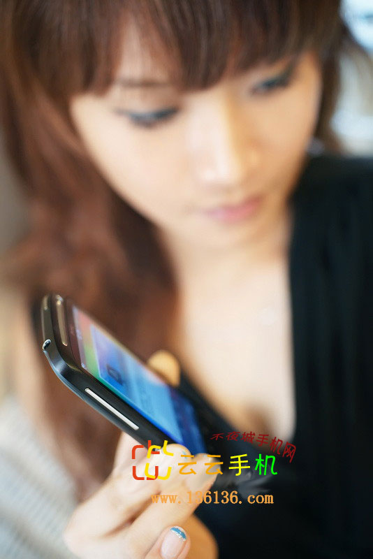 可爱女生Yoki与HTC Desire S亲密接触