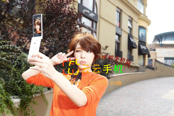 时尚翻盖白色新机 OPPO U539美女图赏