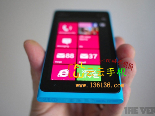 4.3寸WP7文艺新机 诺基亚Lumia 900图赏