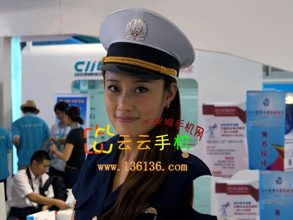 2012通信展：腾讯展台制服美女求关注