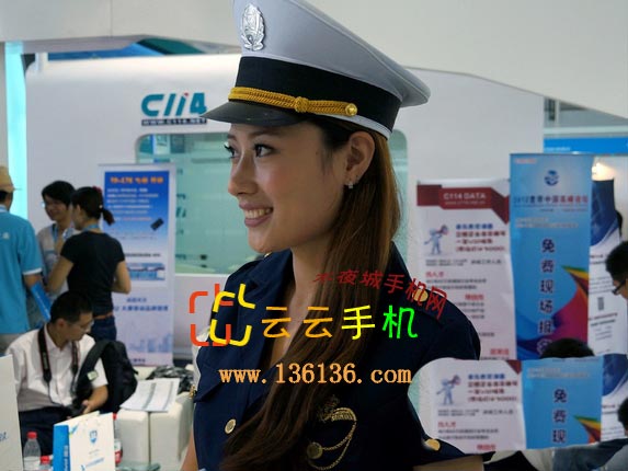 2012通信展：腾讯展台制服美女求关注