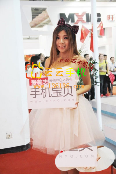 2012通信展：领结手机宝贝卖萌图